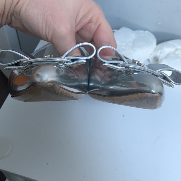 ❌sold❌ Authentic Ferragamo Viva leather silver mirror flats - Picture 13 of 17